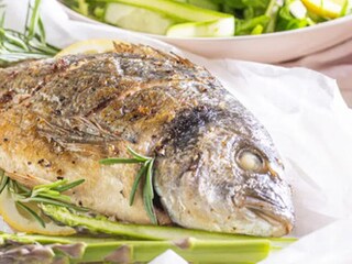 Pražma pečená v papilotě se zeleným salátem