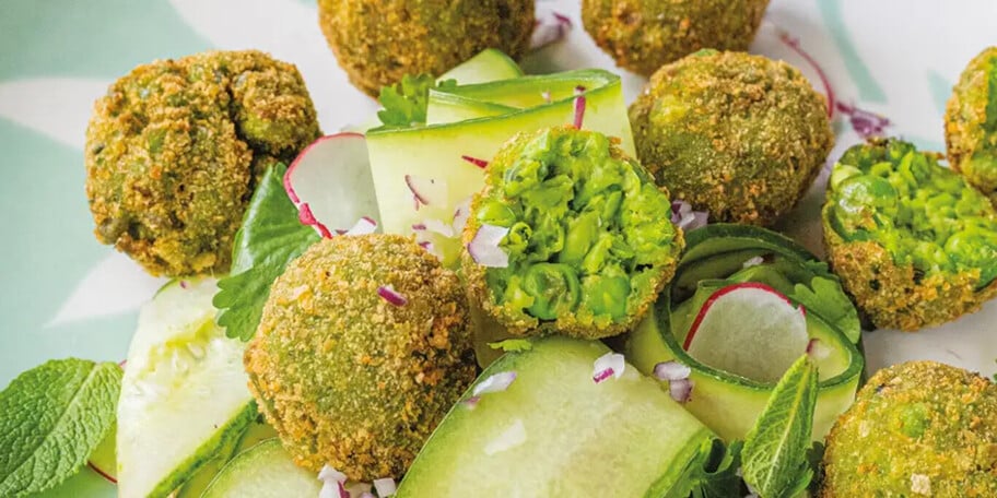 Hráškový falafel s citronovomátovým dipem a koriandrem