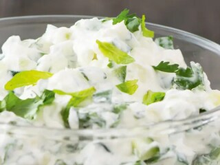 Jogurtový dip s okurkou