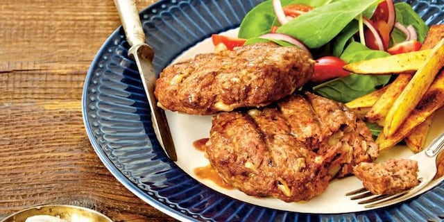 Pljeskavica s ajvarem a kajmakem