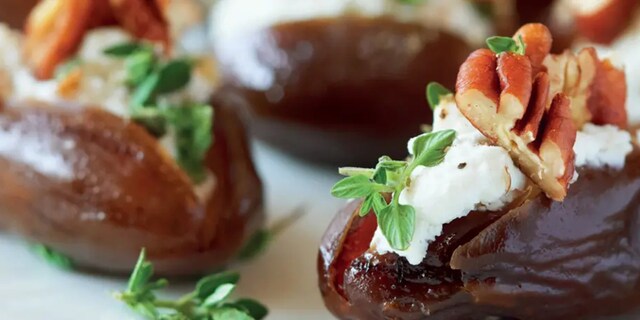 Vánoční datle plněné kozím sýrem