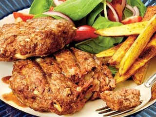 Pljeskavice s ajvarem a kajmakem