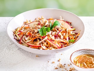 Křupavý salát se sladkokyselou zálivkou