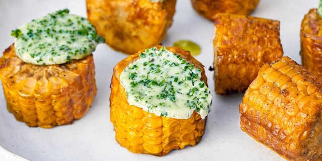 Grilované kukuřice s pažitkovým máslem