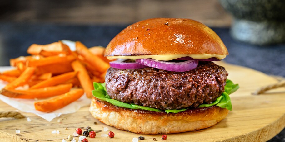 Šťavnatý wagyu burger s majonézou z pečeného česneku