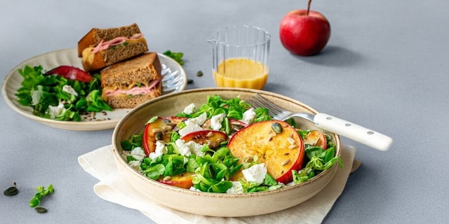 Podzimní salát s křupavým sendvičem