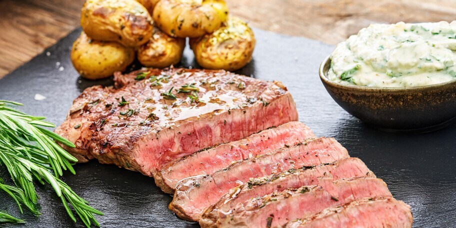 Queensland steak s pečenými bramborami a jalapeñokoriandrovým dipem