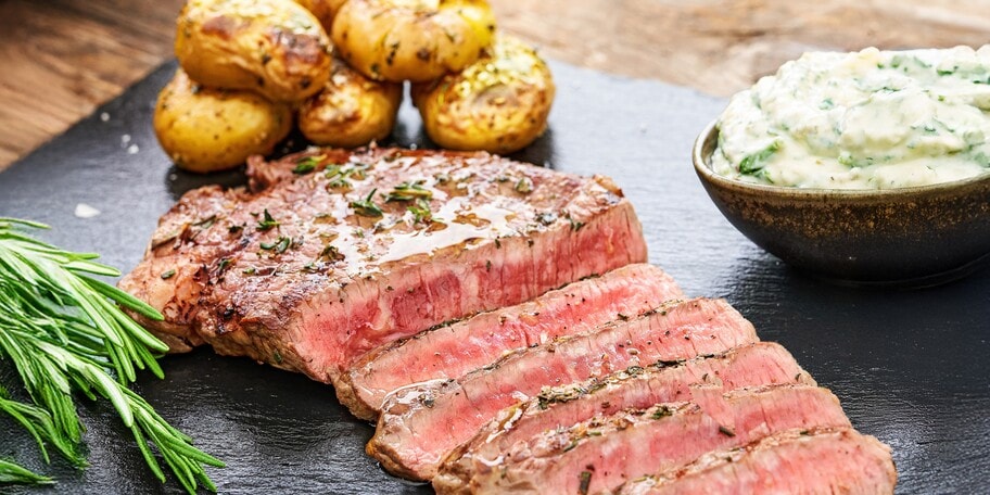 Queensland steak s pečenými bramborami a jalapeñokoriandrovým dipem