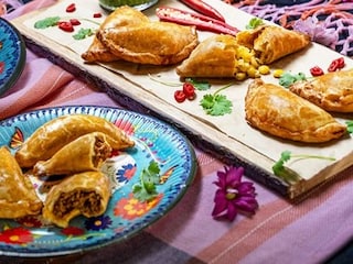 Empanadas s mletým masem a pikantní bylinkovou salsou 