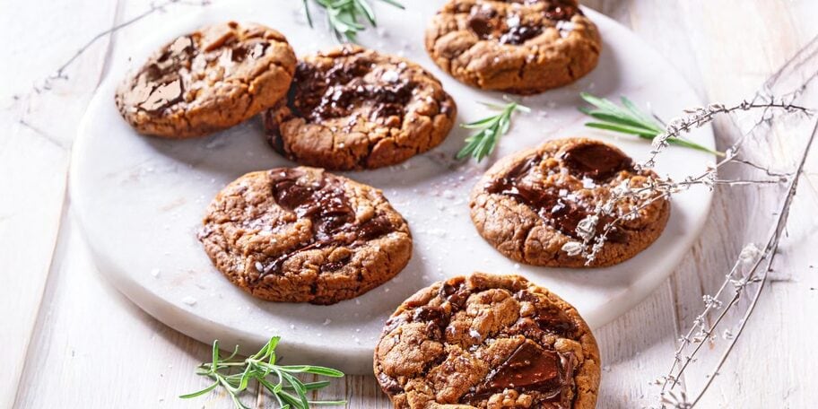 ČOKOLÁDOVÉ COOKIES s mořskou solí a olivovým olejem 