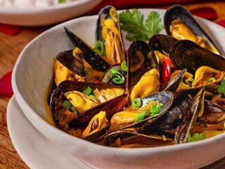 Slávky na kari s kokosovou rýží