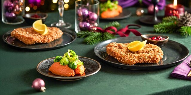 Řízek z krkovice v pohance se šťouchanými batáty a růžičkovou kapustou