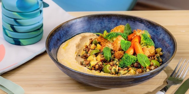 Pečená zelenina s čočkovým salátem a hummusem