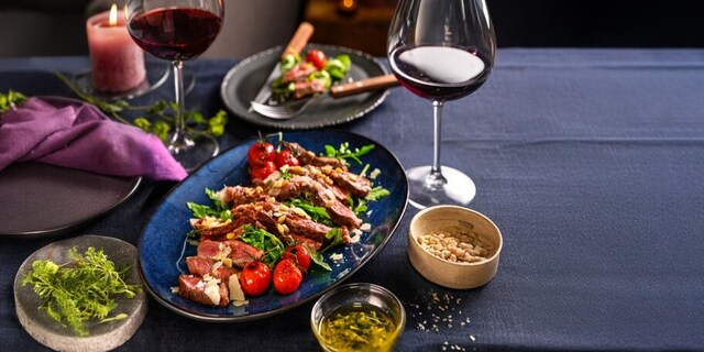 Tagliata s rukolou a grilovanými rajčátky