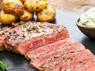 Queensland steak s pečenými bramborami a jalapeñokoriandrovým dipem