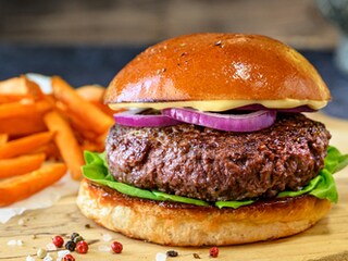Šťavnatý wagyu burger s majonézou z pečeného česneku