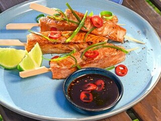 Orientální salát s lososovými špízy