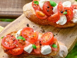 Křupavá bruschetta s Albertýnkami a mozzarellou