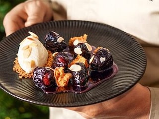 Marinované švestky v červeném víně s marcipánem a perníkem