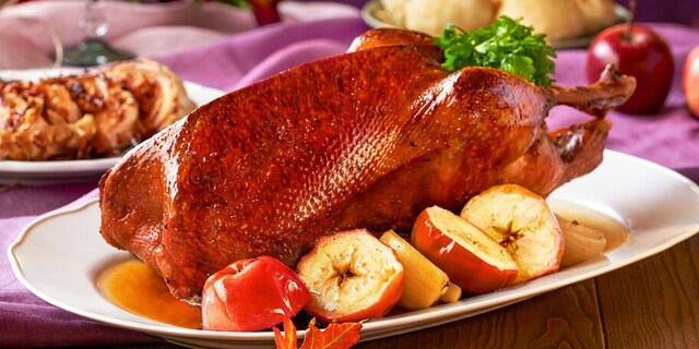 Svatomartinská husa pečená s cibulí a jablky