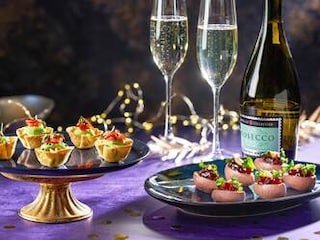 Lodičky z paštiky s klikvou marinovanou v portském víně s křupavým kadeřávkem