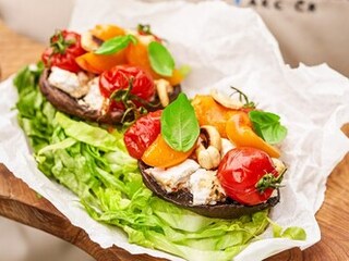 Grilované portobello s kozím sýrem a karamelizovanými meruňkami