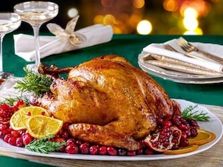 Slavnostní pečená baby krůta na pomerančích, brusinkách a rozmarýnu