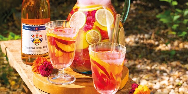 Rosé s ovocem plné letního slunce