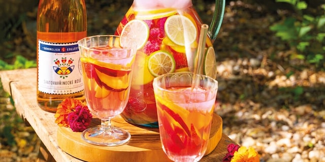 Rosé s ovocem plné letního slunce
