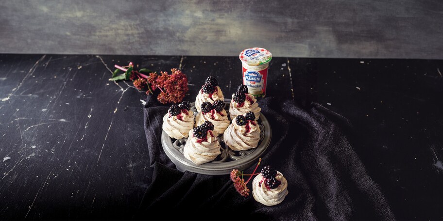 Pavlova se šlehačkou a ostružinami