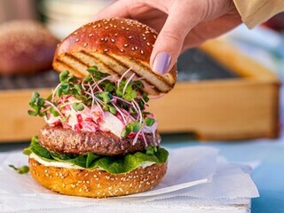 Jarní angus burger s ředkvičkovou salsou