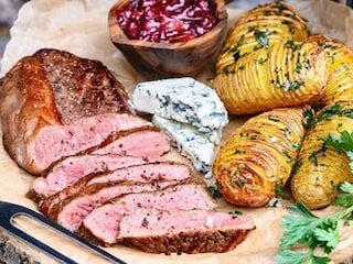Excelentní wagyu steak na grilu s modrým sýrem a brambůrky Hasselback
