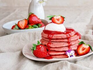 Růžové JAHODOVÉ LÍVANCE