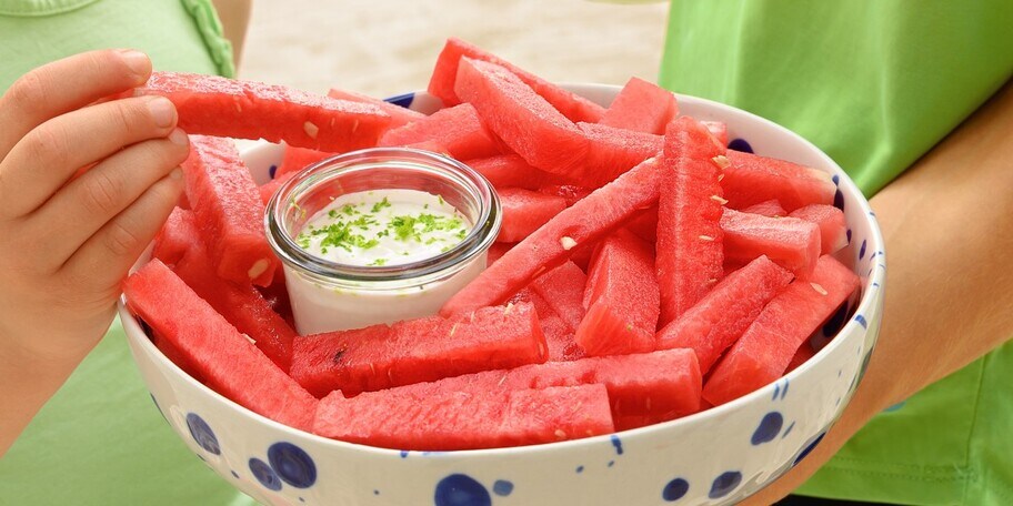 Melounové hranolky s letním dipem 