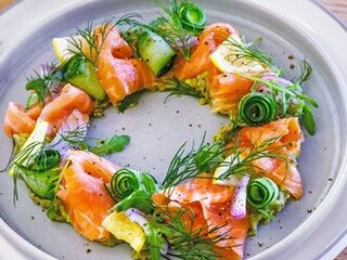 Vánoční věnec s uzeným lososem