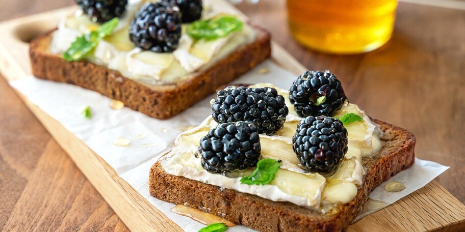 Zapečený toust s camembertem a ostružinami