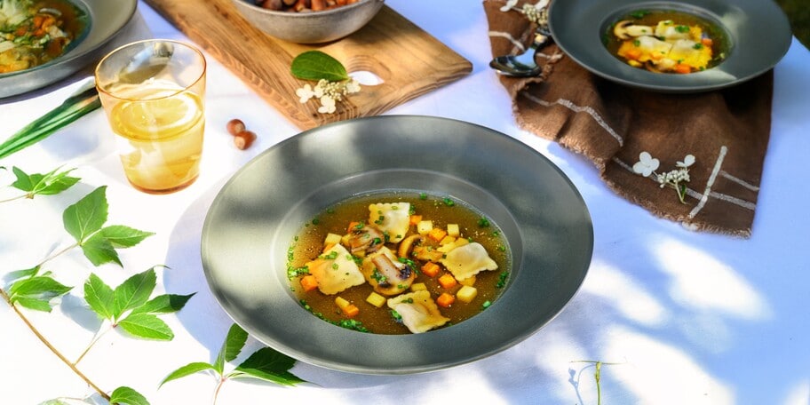 Podzimní kuřecí vývar s houbovými ravioli