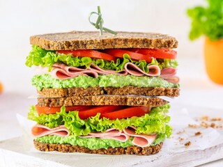 Bezlepkové jarní sendviče s hráškovou pomazánkou