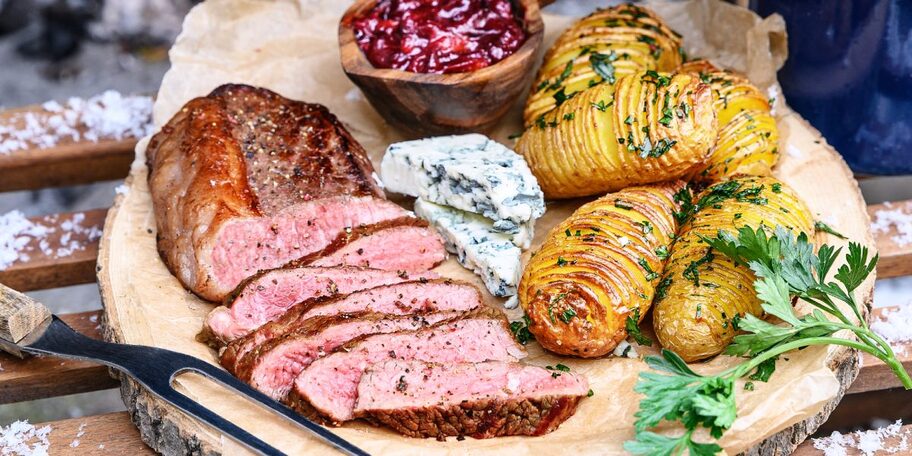 Excelentní wagyu steak na grilu s modrým sýrem a brambůrky Hasselback