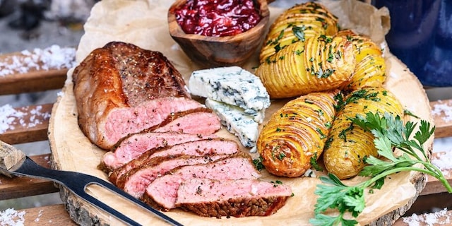 Excelentní wagyu steak na grilu s modrým sýrem a brambůrky Hasselback