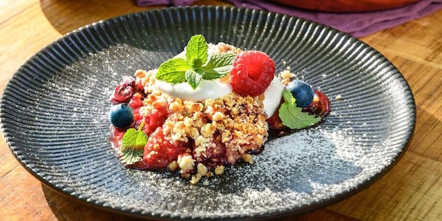 CRUMBLE NA GRILU z letního ovoce se zakysanou smetanou