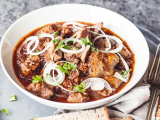 Zabijačkový guláš dušený v troubě