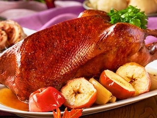 Svatomartinská husa pečená s cibulí a jablky