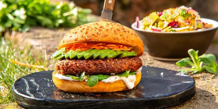 VEGGIE ČOČKOVÝ BURGER s avokádem a brokolicovým salátem