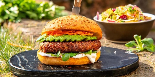 VEGGIE ČOČKOVÝ BURGER s avokádem a brokolicovým salátem