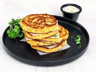 Květákové placičky s jogurtovým dipem