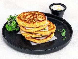 Květákové placičky s jogurtovým dipem