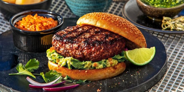 HOVĚZÍ ANGUS BURGER s guacamole a tapas