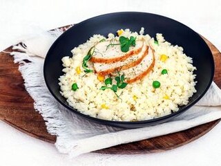 Květákové rizoto se zeleninou a kuřecím prsem