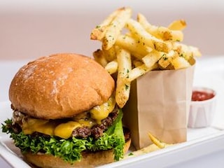 Domácí burger s hranolky